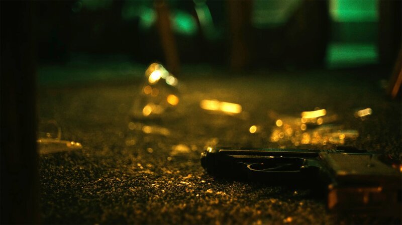 Auf dem Boden liegende Waffe – Bild: NDR/​Gebrüder Beetz Filmproduktion