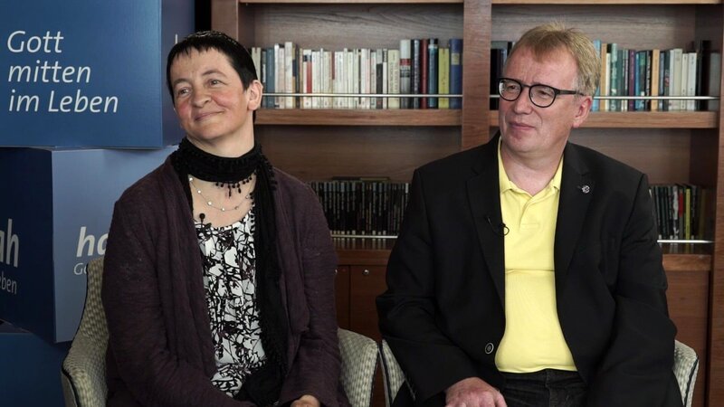 Aus dem Alltag eines Pfarrerehepaars: Christa & Ralf Albrecht (v.l) – Bild: BBL