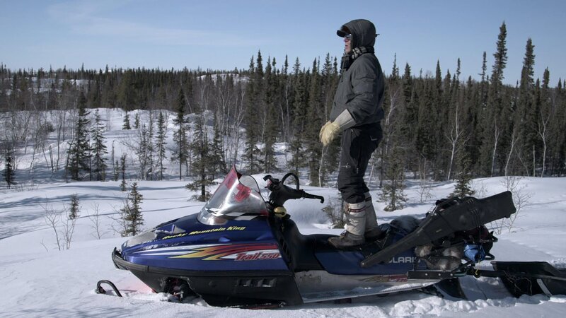 Randy Sibbeston searches for a lost Stephan Hervieux and Brian Abbott. – Bild: Animal Planet /​ Photobank 32965_ep104_011 /​ Discovery Communications