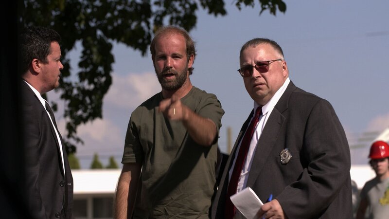 Der Mann zeigt mit dem Finger auf die Detektive – Bild: Crime + Investigation /​ abacus media