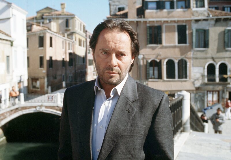 Commissario Brunetti (Uwe Kockisch) kommt mit seinen Ermittlungen nicht voran. – Bild: ARD Degeto/​Martin Menke