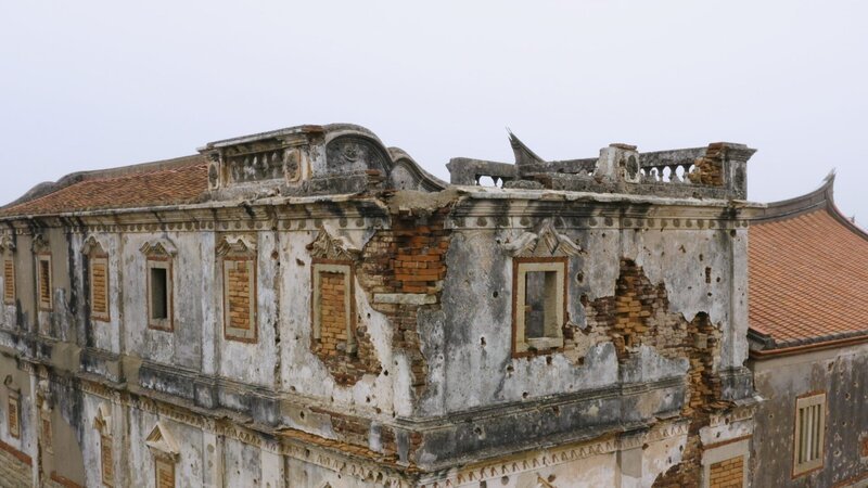Während des Kalten Krieges in Ostasien nahm Festlandchina die taiwanesische Insel Kinmen unter Dauerbeschuss. Noch heute sind die Klippen und Berge der Insel von Ruinen übersäht. – Bild: N24 Doku