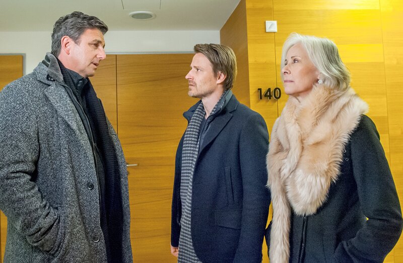 Im Krankenhaus erfahren Christian (Max von Pufendorf, M.) und seine Mutter Elisabeth Tamm (Michaela Rosen, r.) von Dr. Martin Gruber (Hans Sigl, l.) wie es um die Gesundheit von Lisa steht. – Bild: ORF 2