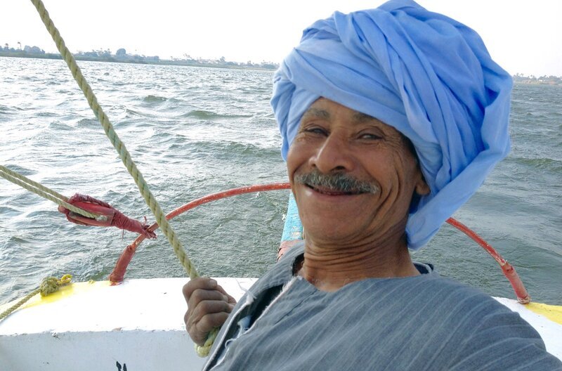 Flussschiffer und Dichter Mamduh Kalaf Ali. Nilschiffer Mamduh begeistert seine Passagiere mit eigenen Gedichten und Liedern – Bild: phoenix/​ZDF/​Alexander Hein