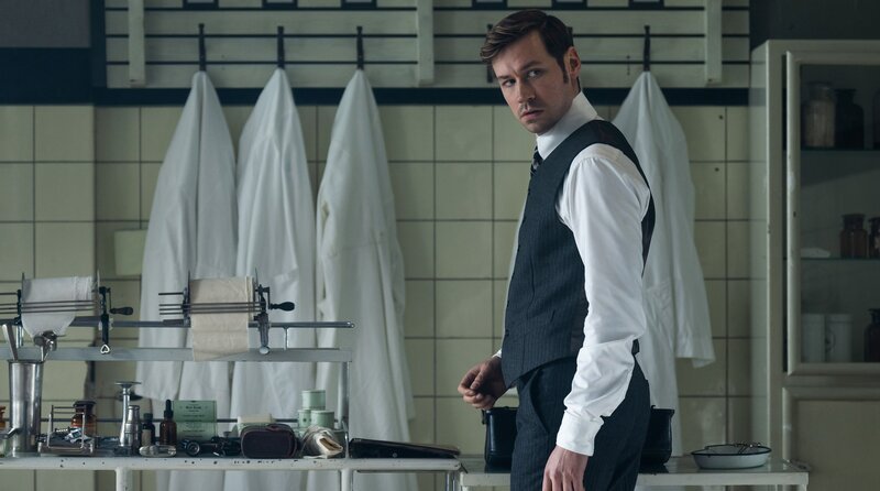 Dr. Mangold (David Kross) schöpft Verdacht. – Bild: SRF/​ARD Degeto/​Amalia Film/​Contrast Film/​Letterbox Filmproduktion/​Frank Dicks