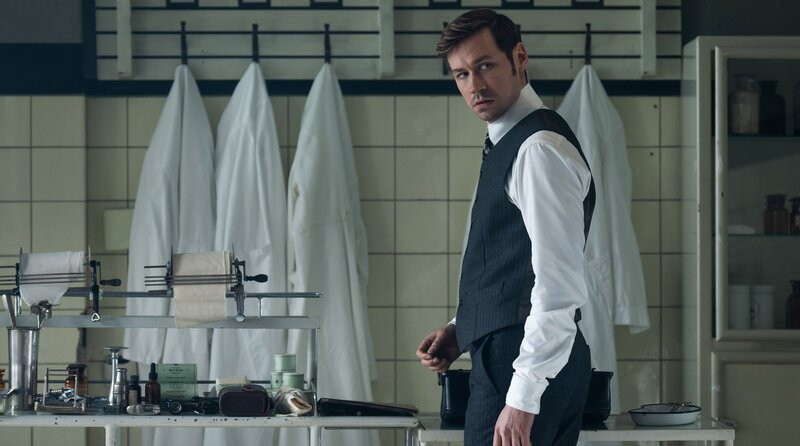 Dr. Mangold (David Kross) schöpft Verdacht. – Bild: SRF/​ARD Degeto/​Amalia Film/​Contrast Film/​Letterbox Filmproduktion/​Frank Dicks