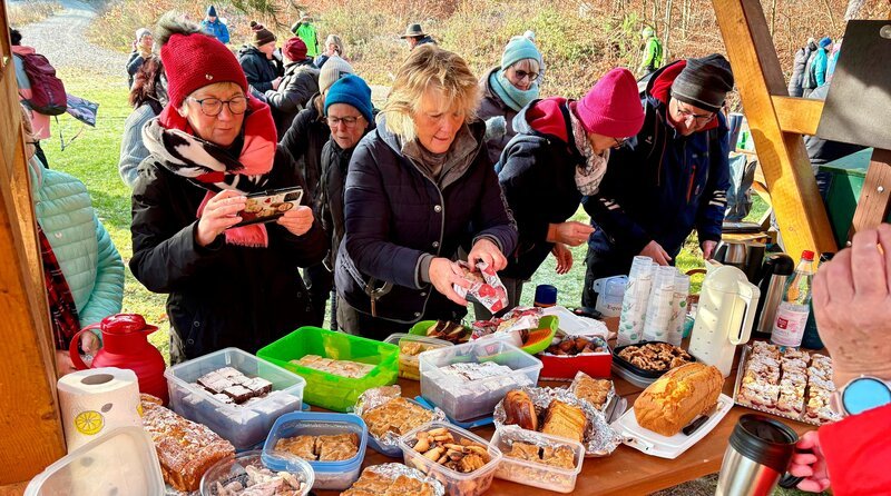 Der Rastplatz am oberen Dorfrand ist auch in Vereinsarbeit entstanden. Hier trifft sich das Dorf zu einem „kleinen“ Winterpicknick. – Bild: mdr/​Jana Herold