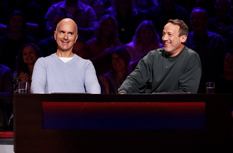 Rateteam-Kapitän Wotan Wilke Möhring (r.) und Schauspieler und Komiker Christoph Maria Herbst (l.). – Bild: ARD/​NDR/​UFA SHOW & FACTUAL/​Morris Mac Matzen