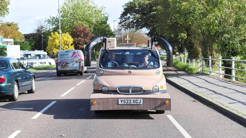 Jeremy Clarkson (l.), Richard Hammond fahren im Top Gear Rentnerwagen. – Bild: TVNOW /​ BBC