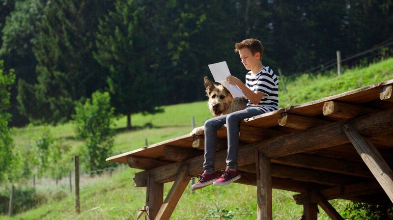 Flori (Leon /​ Lino de Greiff) liest Alois’ Brief – gemeinsam mit Racko. Weiteres Bildmaterial finden Sie unter www.br-foto.de. – Bild: BR/​Filmbüro Münchner Freiheit GmbH