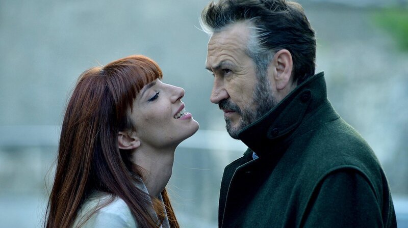 Auch mit Noras Freundin Anna (Marina Cappellini) bahnt sich für Rocco Schiavone (Mario Giallini) etwas an … – Bild: PLURIMEDIA (ARD Degeto)