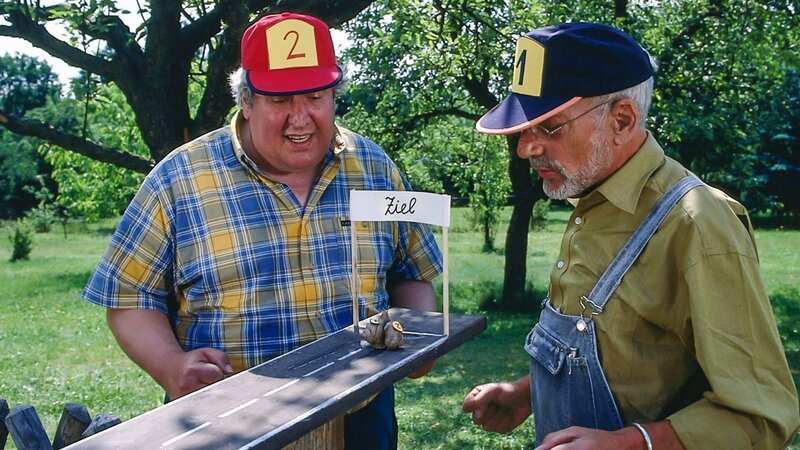 Welche Schnecke wird das Rennen gewinnen? Nachbar Paschulke (Helmut Krass, l.) und Peter (Peter Lustig, r.) feuern ihre Weinbergschnecken siegessicher an. – Bild: ZDF und studio tv