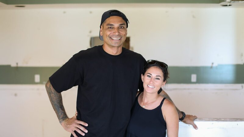 Kamohai and Tristyn stand in their freshly demo’d kitchen in their first flip in Kona, as seen on Renovation Aloha, Season 2. – Bild: Warner Bros. Discovery, Inc. or its subsidiaries and affiliates. All rights reserved.