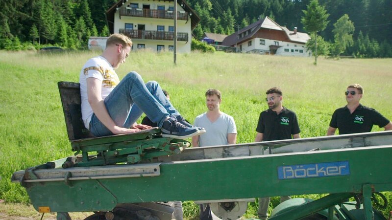 Ep5 – Axel sitting on the construction lift. – Bild: Warner Bros. Discovery, Inc. or its subsidiaries and affiliates.