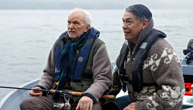 Bei einer Angeltur erzählt Richard (Michael Gwisdek, l) Chief Harry (Lorne Cradinal), mit dem er gut befreundet ist, von seiner Erkrankung. – Bild: WDR/​Degeto/​Bettina Strauss