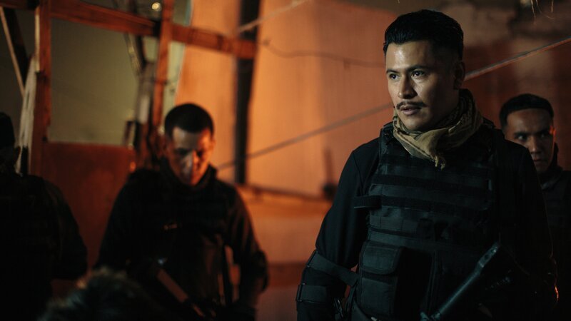 While the Lynwoods ensure that their shipment continues its journey to Gioia Tauro, Manuel and his team spread terror and death among the narcos of Monterrey. – Bild: Rosa Hadit