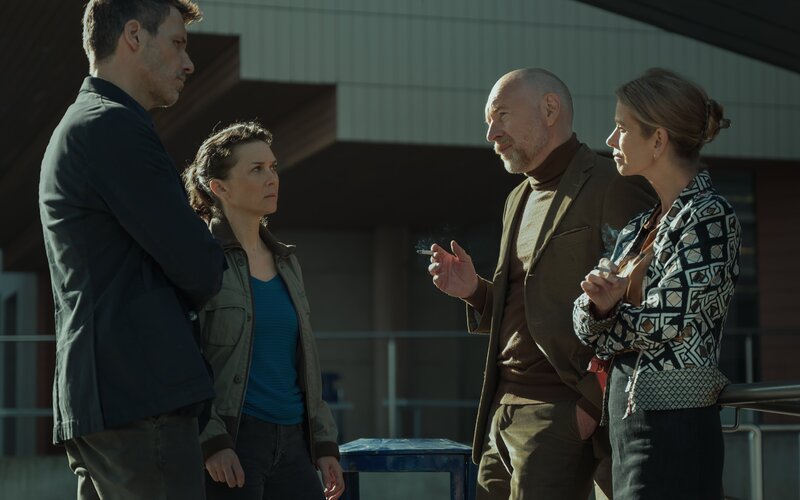 Nach dem Krankenhausbesuch fangen Oliver von Bodenstein (Tim Bergmann, l.) und Pia Sander (Kathrin von Steinburg, 2.v.l.) die beiden Besucher Stefan Fink (Rainer Sellien, 2.v.r.) und dessen Frau Dorothea Winterscheid-Fink (Judith Engel, r.) ab. Beide stecken tief in den Machenschaften des Winterscheid-Verlags. – Bild: Toma Kaliukevi?i?t? /​ ZDF