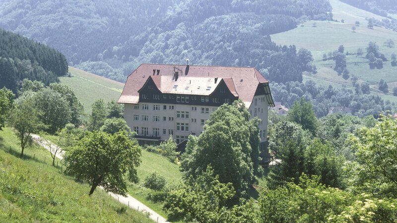Die Schwarzwaldklinik. – Bild: ZDF und Thomas Waldhelm
