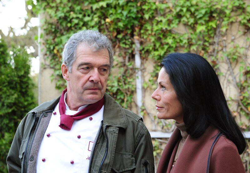 Doris (Simone Ritscher, r.) verlangt Andrés (Joachim Lätsch, l.) Anteile an der Brauerei. – Bild: ARD /​ Ann Paur