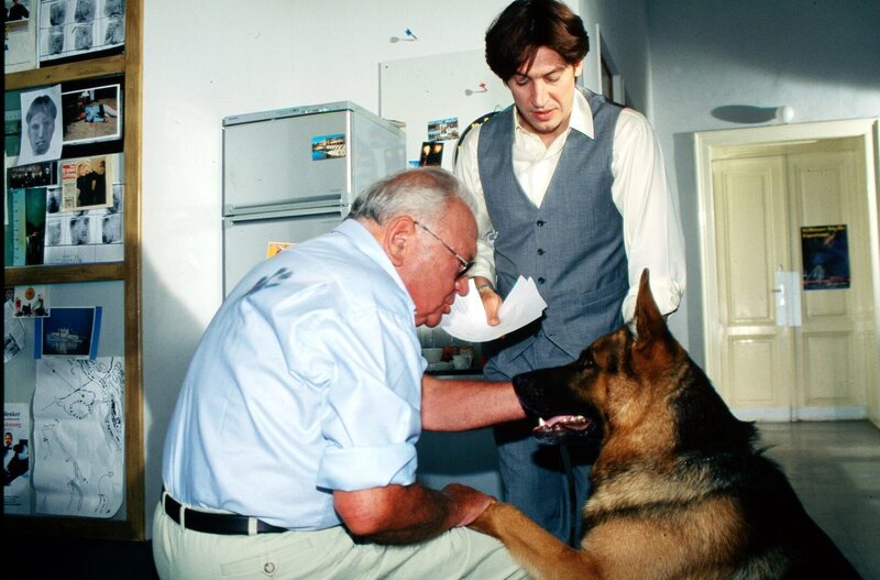 Rex freut sich sehr, Koch (Fritz Muliar, l.) wiederzusehen. Auch Kommissar Moser (Tobias Moretti, r.) ist erleichtert, kann er doch mit Koch über den aktuellen Fall fachsimpeln … – Bild: SAT.1 /​ Ali Schafler