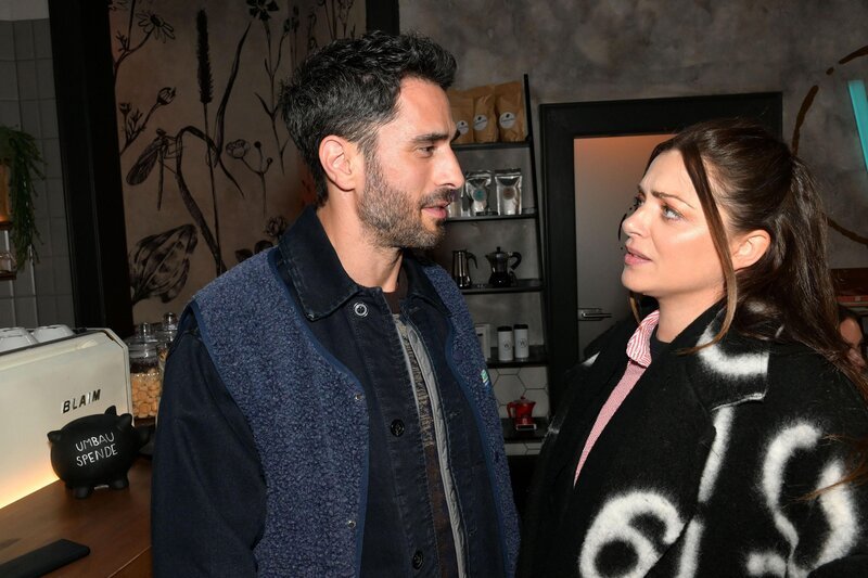 Nach kurzen Schwierigkeiten überwiegt die Wiedersehensfreude bei Tobias (Jan Kittmann) und Emily (Anne Menden). – Bild: RTL /​ Rolf Baumgartner /​ Hiobsbotschaft