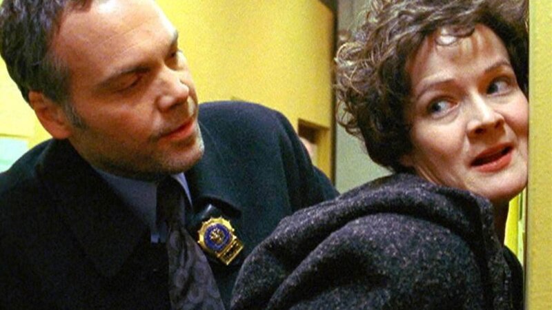 Goren (Vincent D’Onofrio) nimmt Margie (Enid Graham) vorübergehend fest. Sie steckt mit dem Bankräuber unter einer Decke. – Bild: MG RTL D
