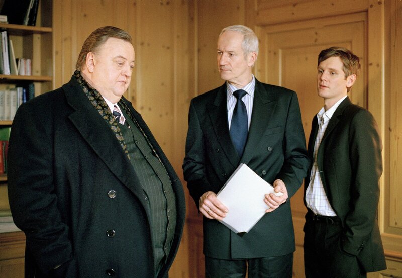 Bei seinem Treffen mit Reeder Haag (Hans Jörg Assmann, M.) und dessen Sohn Sven (Kai-Ivo Baulitz, r.) stößt Gregor Ehrenberg (Dieter Pfaff, l.) auf eine Mauer des Schweigens. – Bild: SWR/​HR/​ARD/​Marion von der Mehden