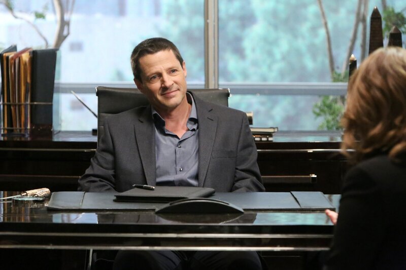 Dr. Brandon Faulk (Timothy Sanders Guinee) versucht als Therapeut, Brennans (Emily Deschanel, Rückansicht) Albträumen auf den Grund zu gehen. – Bild: TVNOW /​ FOX