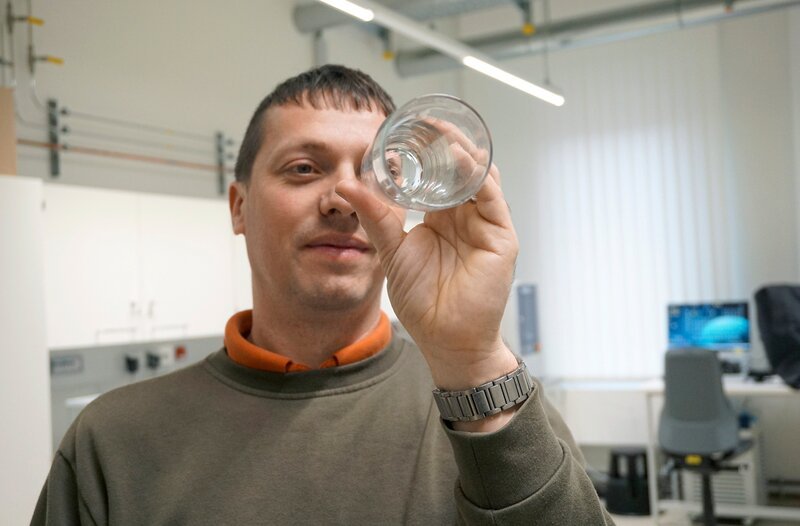Erfinder Martin Groß mit einem ausgehärteten Trinkglas. Im Vergleich mit normalem Glas sind seine Gläser viermal so fest – Bild: MDR/​Alex Schulze