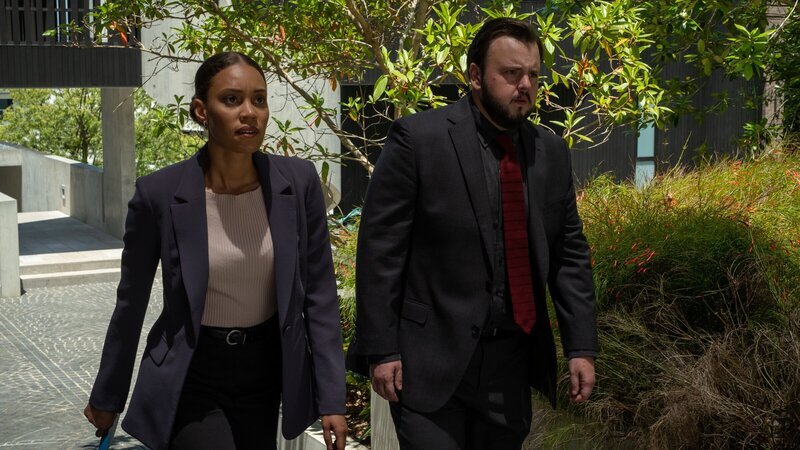 DS Meg Driscoll (Kirsty Sturgess) und DS Max Drummond (John Bradley) sind auf dem Weg zu einer Zeugenbefragung. – Bild: ZDF und Daniel Asher Smith