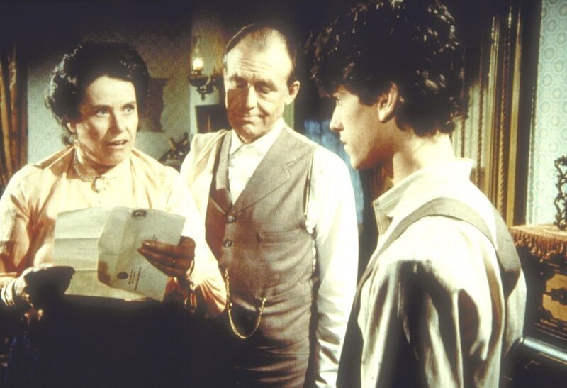 Harriet Oleson (Katherine MacGregor, l.) ist entsetzt, dass ihr Sohn Willie (Jonathan Gilbert, r.) die Aufnahmeprüfung für die Universität nicht bestanden hat. Vater Nels (Richard Bull, M.) nimmt das nicht so tragisch. – Bild: Sat.1 Gold