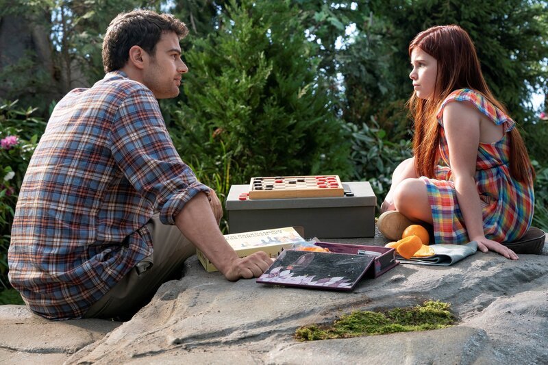 l-r: Henry DeTamble (Theo James), Young Clare Abshire (Everleigh McDonell) – Bild: Macall Polay /​ Warner /​ Die Verwendung ist nur bei redaktioneller Berichterstattung im Rahmen einer Programmankündigung ab 2 Monate vor der ersten Auss /​ © 2021 Home Box Office, Inc. All rights reserved. HBO® and all related programs  …