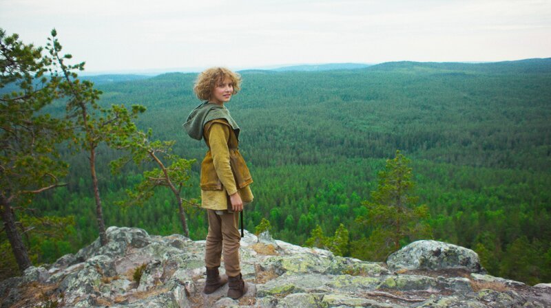 Ronja (Kerstin Linden) möchte nicht in die miesepetrige Enge der Mattisburg zurück. – Bild: 2024 Viaplay Group AB/​Filmlance International AB/​Film i Väst AB and Ahil UAB/​Audrius Solominas