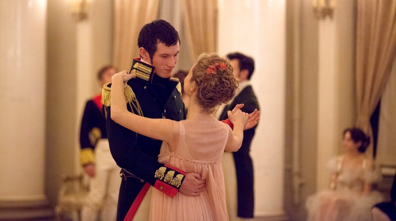 Anatole Kuragin (Callum Turner, li.), Natasha (Lily James, re.) – Bild: WDR/​BBC