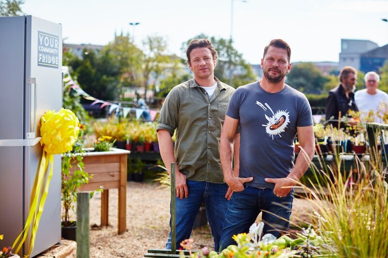 Brechen gemeinsam zu neuen kulinarischen Abenteuern auf und bekommen dabei prominente Küchenhelfer: Jamie Oliver (l.) und Jimmy Doherty (r.) … – Bild: RTL Living