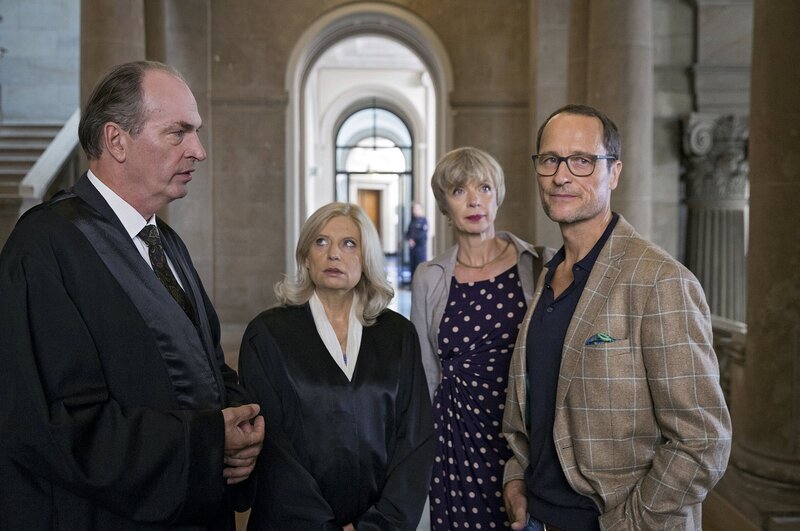 (v.l.n.r.) Markus Gellert (Herbert Knaup); Isa von Brede (Sabine Postel); Sylvia (Anna Stieblich); Frank Bongerts (Markus Knüfken) – Bild: PLURIMEDIA (ARD /​ Georges Pauly)