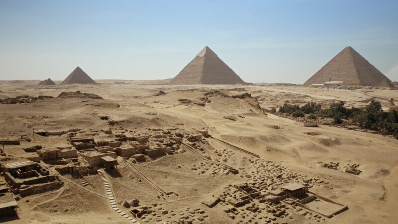 Die Pyramiden von Gizeh wurden nicht von Sklaven erbaut. Das verrät die Handwerkersiedlung unweit der drei berühmten Pyramiden. – Bild: ZDF und Adnane Korchyou/​IFly Egypt