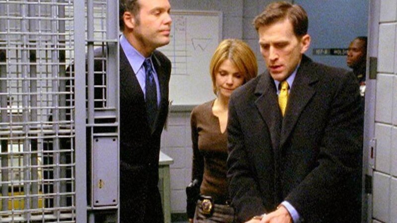 Haben Goren (Vincent D’Onofrio, l.) und Eames (Kathryn Erbe) genügend Beweise, um Nicolas (Jay Goede) wegen versuchter Erpressung festzunehmen? – Bild: MG RTL D