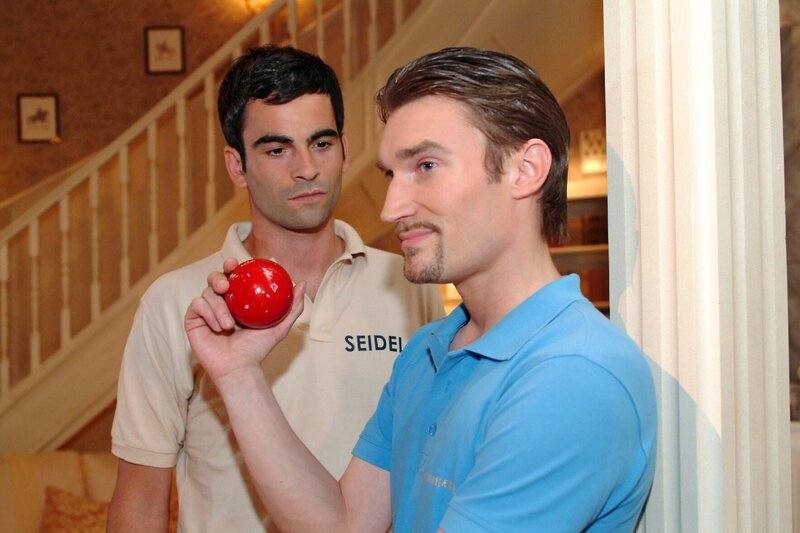 David (Mathis Künzler, l.) ist sprachlos, als Richard (Karim Köster, r.) sich über Lisas Auftreten lustig macht. – Bild: SAT.1 /​ Monika Schürle