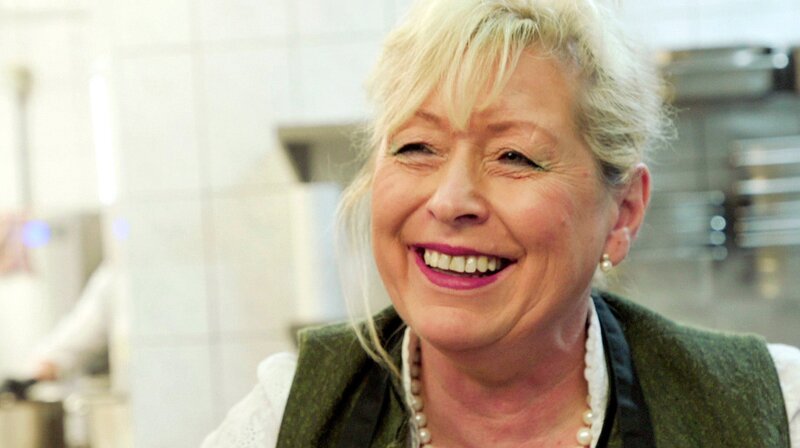 Veronika Schwinghammer und Familie verwendet in ihrem Landgasthof nur Fleisch vom eigenen Hof. – Bild: BR/​Daniel Delbeck