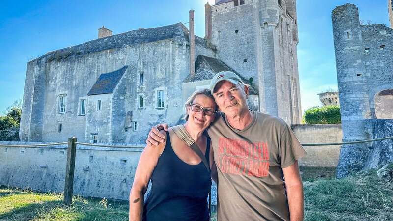 Auf und davon Staffel 17 Folge 2 Sibylle Luisi und Thomas Neyerlin wandern nach Frankreich aus. Sie wollen dort einen Campingplatz übernehmen. – Bild: SRF