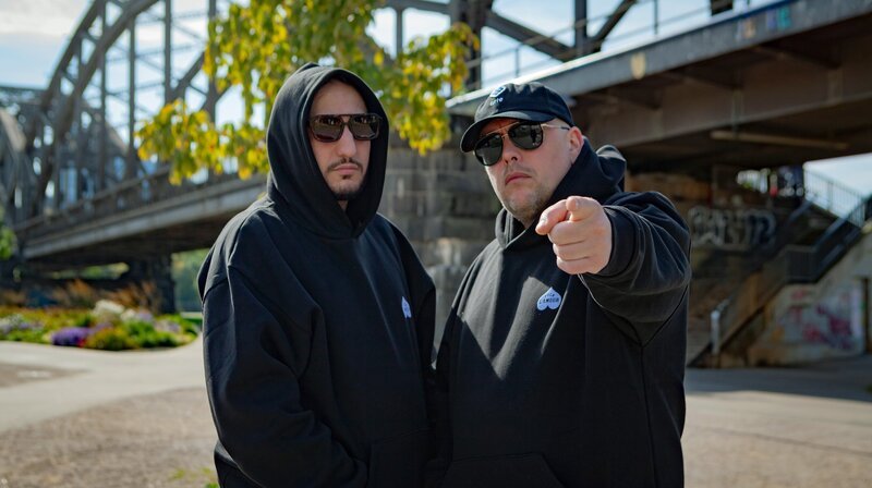 Celo & Abdi zeigen uns ihr Frankfurt – von der Ignatz-Bubis-Brücke bis zur Konstabler Wache und demonstrieren, dass Frankfurt auch heute ganz vorne mitspielt im Rap-Game. – Bild: NDR/​Luke Bliedtner