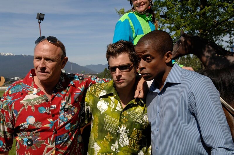 PSYCH – „And Down The Stretch Comes Murder“ – Pictured: (l-r) Corbin Bernsen as Henry Spencer, James Roday as Shawn Spencer, Dule Hill as Burton „Gus“ Guster – Bild: USA Network /​ UNIVERSAL CHANNEL /​ Alan Zenuk