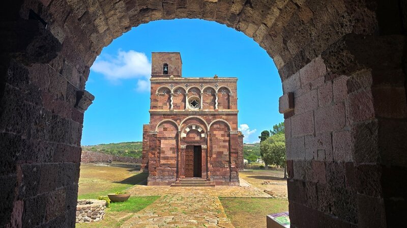 Ein Torbogen öffnet sich zu einer Kirche in Kalabrien. Er steht hier für offene Türen im Advent. – Bild: BR/​Erwin Albrecht