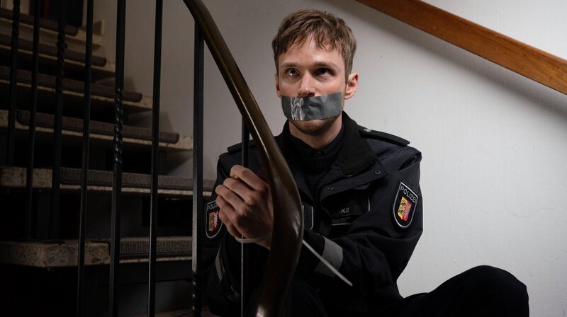Dennis Funke (Markus Gläser) wurde ans Treppengeländer gefesselt. – Bild: Sat.1 emotions