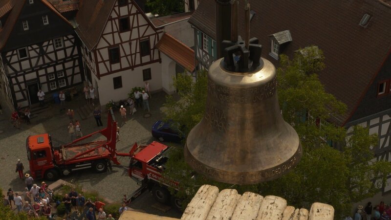 Die gegossene Glocke wird angebracht, doch wie kann bestimmt werden, welchen Klang das Metall hat? – Bild: ntv