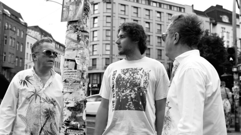 Die Guttmann Zwillinge erzählen Jonas, warum Egoismus menschlich ist und sogar bei engsten Freunden und „Verbündeten“ wie ihnen vorkommt. – Bild: –