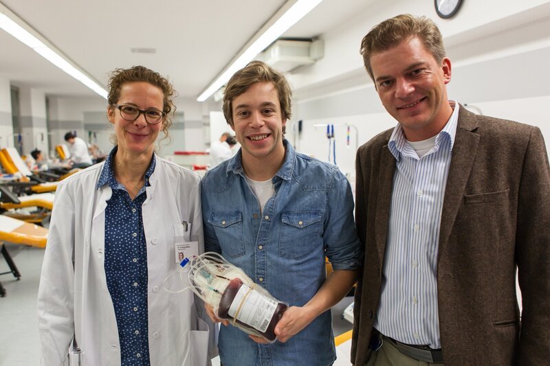 Tobi (Mitte) mit Dr. Christina Maxia und Tobias Hubert vom Blutspendedienst München. – Bild: BR/​megaherz gmbh/​Hans-Florian Hopfner