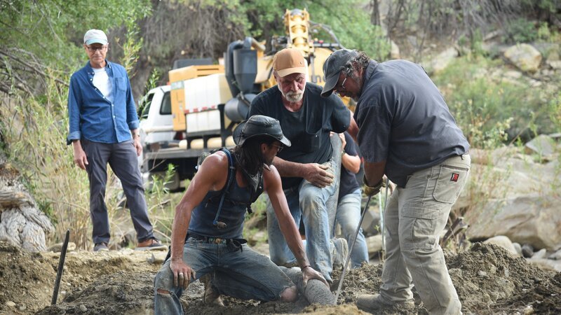 The team works together to pump water and dig. – Bild: Discovery Communications LLC