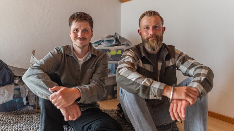 Timo zeigt Frank sein neues Reich – am Bodensee will er nun neu anfangen und nach seinem Abenteuer Weltreise nun wieder zu sich finden. – Bild: ZDF und Alexander Stoll, Drivebeta